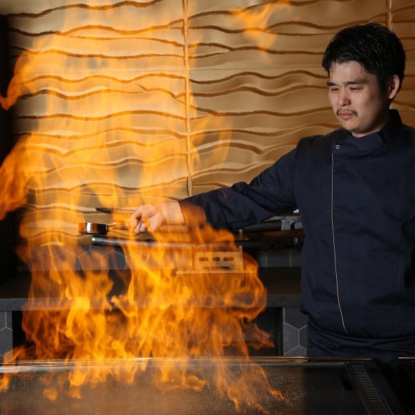 落ちついた空間でお食事をお愉しみいただけるカップルシートや、鉄板焼きパフォーマンスのライブ感を愉しめるカウンター席など、人数やシーンに沿った席タイプをご用意。デートや記念日のお祝いなど、大切な日をより特別に彩る空間と上品なお料理でワンランク上の大人ディナーをお愉しみください。