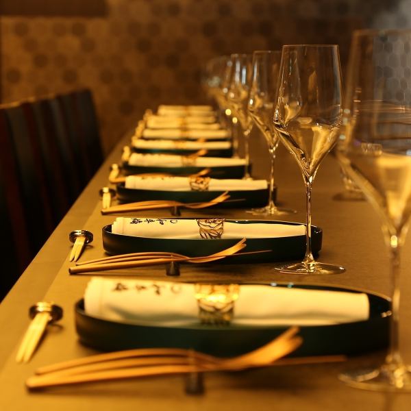 お食事と共に調理風景をお愉しみいただけるカウンター席は、誕生日や記念日のお祝い、デートにもぴったり◎迫力ある鉄板焼きパフォーマンスを目の前でご覧いただけます。プライベート感を大事に、ゆったりお食事いただける個室席もご用意。ご利用のシーンに合わせて、お気軽にお問い合わせください♪