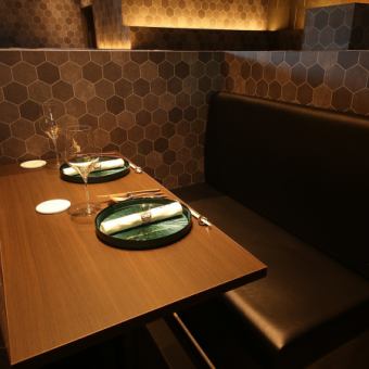 【カップルシート】お二人だけの空間でゆったりとお食事を楽しめるソファ席はデート利用におすすめ。鉄板カウンター席からは少し離れますが、高さを付けているので中央の鉄板焼カウンター席の調理風景やパフォーマンスをお楽しみ頂くことができます！