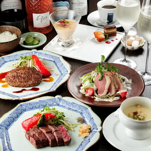 【Lunch】계절 전채, 메인, 샐러드, 디저트 등이 붙은 점심 코스 2,500엔/4,000엔/5,000엔~ 준비
