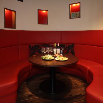 We have a private room with sofa seats for 10 people and 1 table.