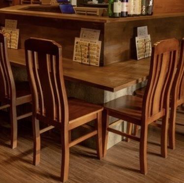 店内に設けられたカウンター席は、お一人様でも心地よく過ごせる特等席。お仕事帰りにふらっと立ち寄って、スタッフとの会話を楽しんだり、静かにお酒を嗜んだりと、思い思いの時間をお過ごしいただけます。落ち着いた照明が演出する居心地の良い空間で、日常の喧騒を忘れてゆったりと寛げるのが魅力です◎