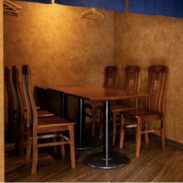 ゆったりと配置されたテーブル席は、同僚との飲み会やご友人との会食に最適な落ち着いた雰囲気。少人数からグループ利用まで幅広く対応しており、大切な方とのお食事を心ゆくまで楽しめる空間作りを心がけております。新開地での楽しい夜をお過ごしください♪