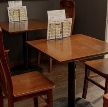 全席喫煙可能となっており、お煙草を吸われる方も安心してお食事をお楽しみいただけます。さらに店内には無料Wi-Fiも完備しているため、ゆったりと過ごせる環境を配備。落ち着いた空間で美酒を片手に、インターネットをチェックしながら自分のペースでお食事を満喫できる、現代のニーズに合わせた快適な居酒屋です。