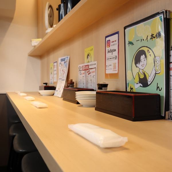 【臨場感あふれるカウンター席】おひとり様はもちろん、カップルのお客様にも大人気のカウンター席は計１０席ご用意☆