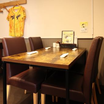 ４名掛けテーブル席が２席、２名掛けテーブル席が１席、計３席ご用意☆