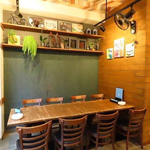 隠れ家のような雰囲気漂う店内でお食事をご堪能ください♪