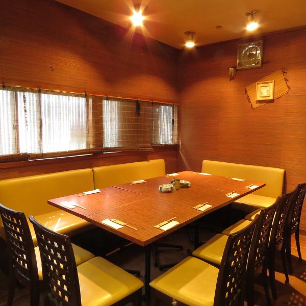 Of course, table seats are also available, and can accommodate up to 12 people by changing the layout.In a chic and mature atmosphere, please spend some precious time with friends and company friends!