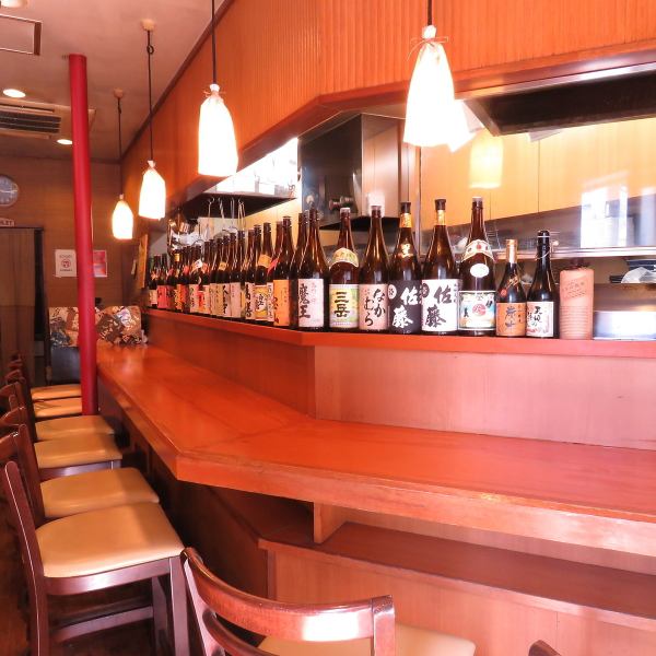 We also have a counter seat, so please use it as a one-person after-work cup.The counter is lined with carefully selected shochu and sake bottles, making it an unrivaled layout for liquor lovers!