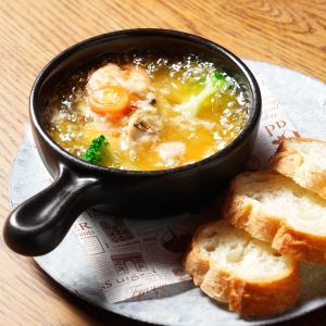 エビとキノコのアヒージョ　バケット添え