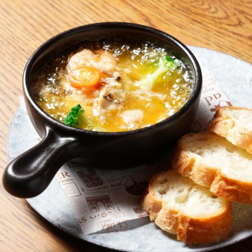 エビとキノコのアヒージョ　バケット添え