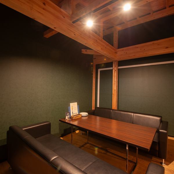 落ち着いた照明が心地よい、最大6名様までご利用いただける完全個室をご用意。周囲を気にせず会話を楽しめるプライベート空間は、大切な方との会食や記念日、少人数でのワイン会に最適です。ビストロならではのアットホームな雰囲気と旬の料理を、贅沢な隠れ家気分で心ゆくまでご堪能ください。※ご予約の際は要連絡