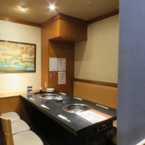 8名掛けのテーブル席。お隣との席間隔を保っておりますので、安心してご利用いただけます。※画像は系列店です。