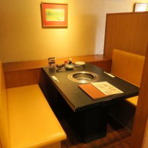 6名掛けのテーブル席。お隣との席間隔を保っておりますので、安心してご利用いただけます。※画像は系列店です。