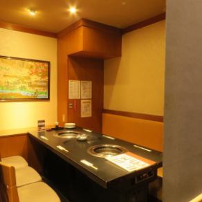 8名掛けのテーブル席と4名掛けのテーブル席を結合して12名様までご利用可能です。ご家族とのお食事や接待などのビジネスシーンでのご利用等、様々なシーンでご利用可能◎　※画像は系列店です。