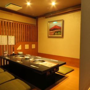 8名掛けのお座敷席と4名掛けのお座敷席を結合して12名様までご利用可能です。ご家族とのお食事や接待などのビジネスシーンでのご利用等、様々なシーンでご利用可能◎※画像は系列店です。