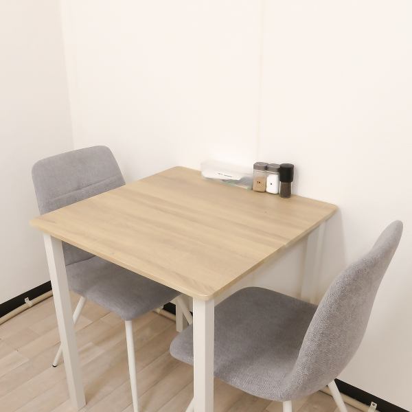 お一人様でも気兼ねなく過ごせるお席をご用意しております。仕事合間のランチや、お仕事帰りの一杯、サクッと済ませたい夕食など、幅広いシーンでご利用いただけます◎スタッフとの会話を楽しみながら、本場のスリランカ料理をゆっくりと堪能できる特等席です。ぜひお気軽にお立ち寄りください♪