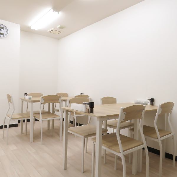 友人同士のランチ会や、一味違うエスニックなデートを楽しみたい時におすすめのテーブル席です◎広々とした空間で、自慢のカリーやサイドメニューをシェアしながら賑やかな時間をお過ごしいただけます。スパイスの香りに包まれながら楽しい会話が弾むこと間違いなし。大切な方との特別なひとときにぜひご利用ください♪