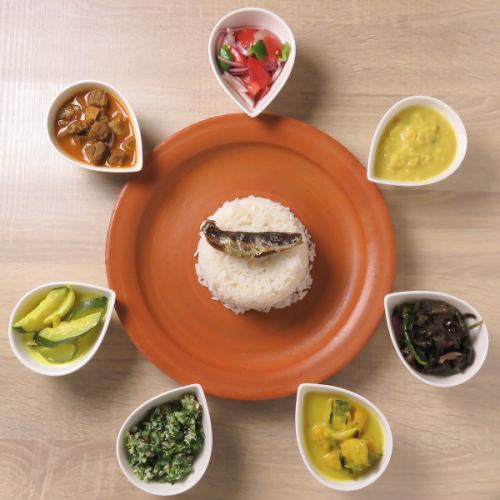 【本場の味を贅沢に】ライスに7種類のカレーが付いた♪スリランカスタイルカリー