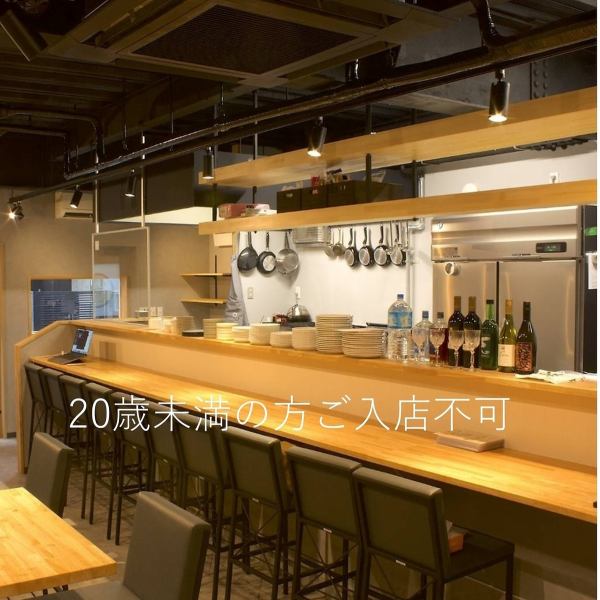 【開放式廚房吧台座位，適合日常約會或獨自喝酒】吧台座位共有8個。單人用餐也歡迎，一邊品嚐美味，一邊與店主聊天。[大阪/弁天町/西九條/烤雞肉串/居酒屋/海鮮/無限暢飲/包廂/包廂/肉類/通用/3小時/火鍋/炸串]