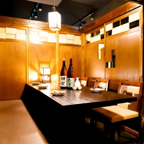 <p>【個室完備】少人数様でも楽しめる個室席を多数ご用意!!歓送迎会や仲間内での宴会にもぴったりな宴会個室となっております。店内は、落ち着いた雰囲気の中にどこか新しさを感じ、日常から離れ、ゆっくりとくつろぎながらお酒と料理を楽しめるような空間になっています。</p>