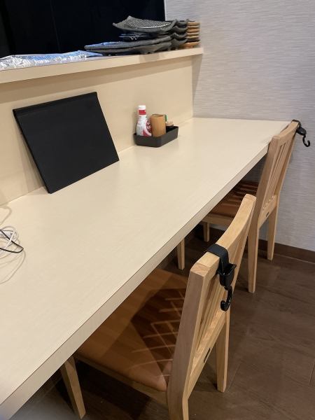 【1階カウンター】お1人様でも入りやすいカウンターのお席。お仕事帰りや、少し空いた時間にもお気軽にご来店ください。店主やスタッフとの会話も楽しめます。皆様のご来店、心よりお待ちしております。