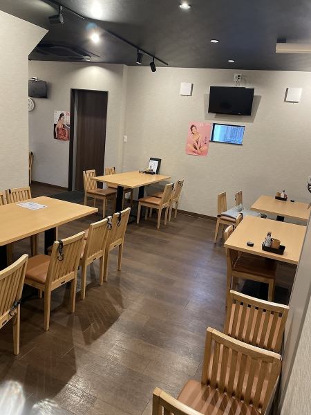 【1階テーブル】お仕事仲間や友人、家族でも利用しやすいテーブル。4名様掛けのテーブルは最大8名様でのご利用も可能なため、様々なシーンでもご利用いただけます。お誕生日シーンでは、クーポン利用してみんなでお祝いを♪