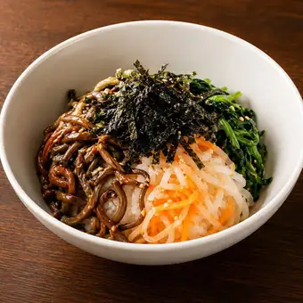 ビビンバ (ワカメスープ付き)