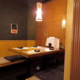 テーブルのお座敷席は2名からご利用可能！暖簾を外せば最大20名までのご宴会が可能！仕事帰りのサクのみや少人数の宴会に最適◎