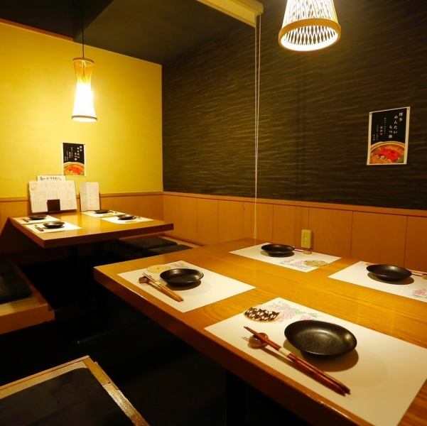 交通の便も良いので仕事帰りのお食事や女子会などにもご利用いただけます。焼き鳥などの単品料理も充実しており、いつ来ても飽きることのないメニューでお出迎え致します。半個室のテーブル席が４卓、結合させることで最大20名様のご利用が可能です。美味しい博多創作料理と楽しい会話をお楽しみください♪