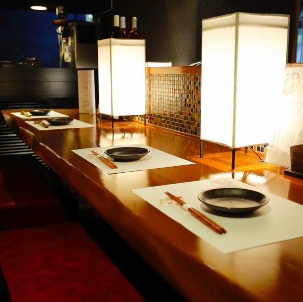 和モダンでお洒落な雰囲気自慢の『旬魚酒菜HAKATA屋』はデートや女子会にもオススメ！カウンターはゆったりくつろげるソファー席。赤いソファーが目を引きます。人気のためご予約がオススメです♪