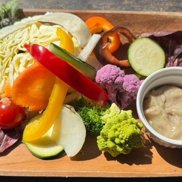 契約農家から仕入れる新鮮野菜の特製バーニャカウダ