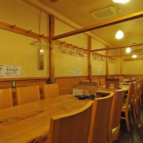 最大50名様まで対応可能な広々とした空間は、会社宴会や団体利用にぴったり。テーブル席を組み合わせ、人数に応じたレイアウトが可能です。貸切利用にも対応し、プライベート感を大切にした宴会におすすめ。落ち着いた和の雰囲気で過ごせます。ゆったりとした時間をお楽しみください。半個室は22名様までOK！