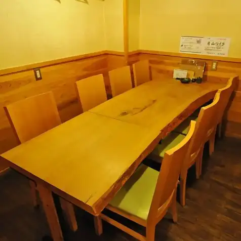 モダンな和空間を意識した店内は、落ち着いた色調と洗練されたデザインが特徴。ゆったりとした時間を過ごせるよう、席の間隔にも配慮しています。会社宴会からプライベートな食事まで、幅広いシーンでご利用いただける空間です。落ち着いた会話がしやすく、くつろいでお過ごしいただけます。居心地の良さが魅力です。