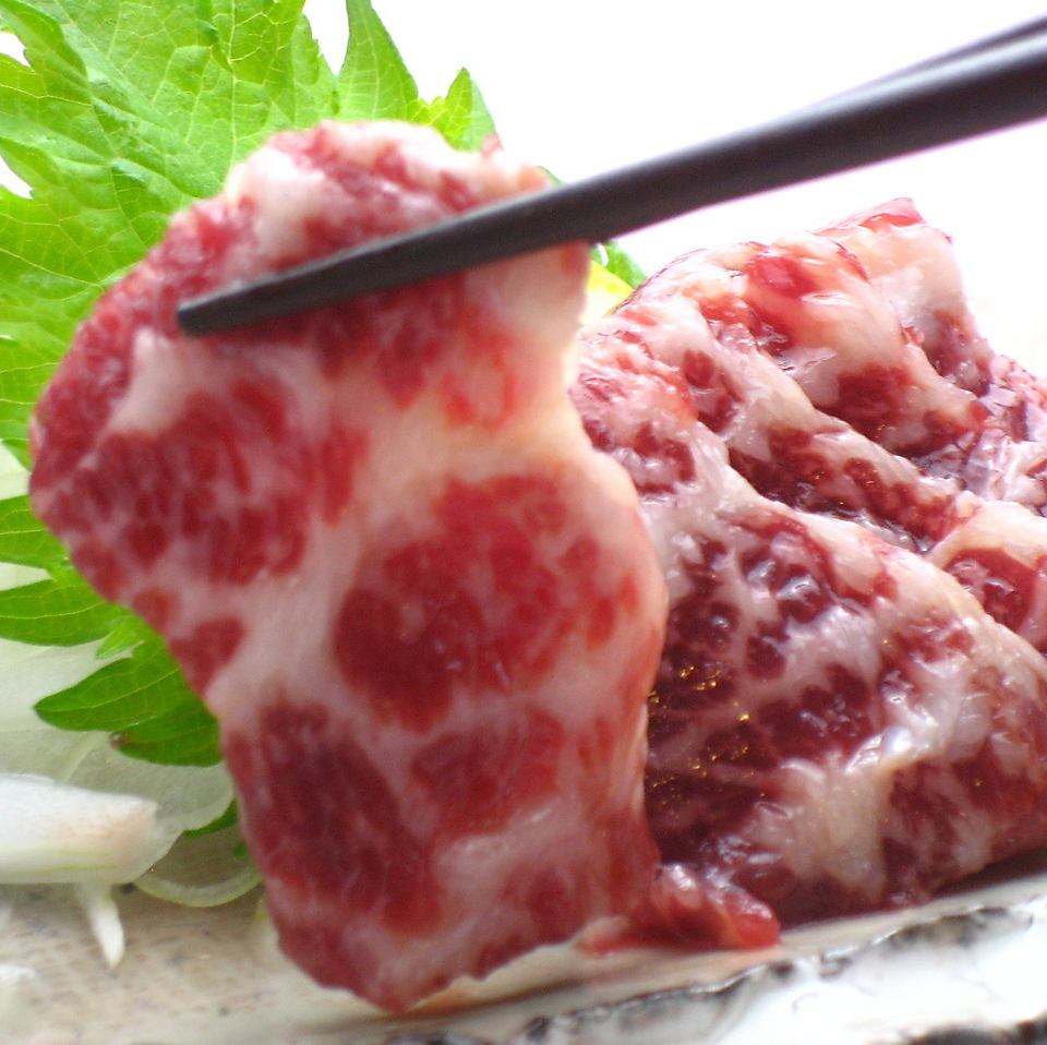 炭火で踊る極上肉。溢れる肉汁を厳選の日本酒で贅沢に流し込む。