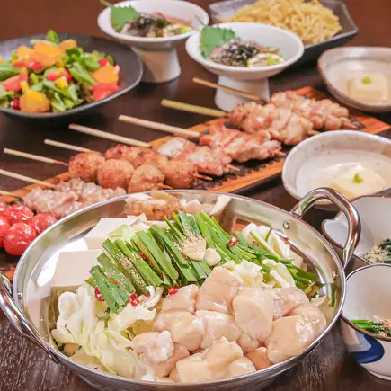 博多牛腸火鍋套餐(含芝麻醃鰤魚、烤雞串和和牛牛腸火鍋)含110分鐘暢飲 ⇒ 5000日圓(含稅)