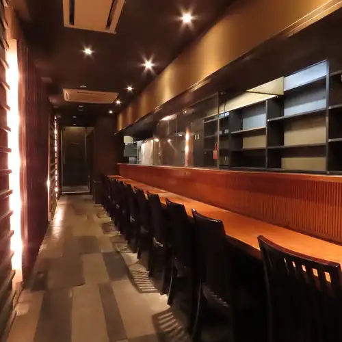 一人の贅沢を。心地よいカウンターで乾杯