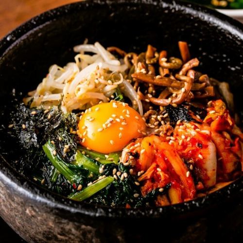 石焼ビビンバ (ワカメスープ付き)
