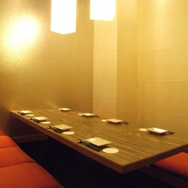 【仲の良いご友人・知人様とのお食事に最適な個室席】ゆったりお過ごし頂ける個室席を完備しており、広々とした空間でのお食事とお酒をお愉しみいただけます。お料理やお酒も豊富にご用意しておりますので、飲み会やお食事の席に最適です。