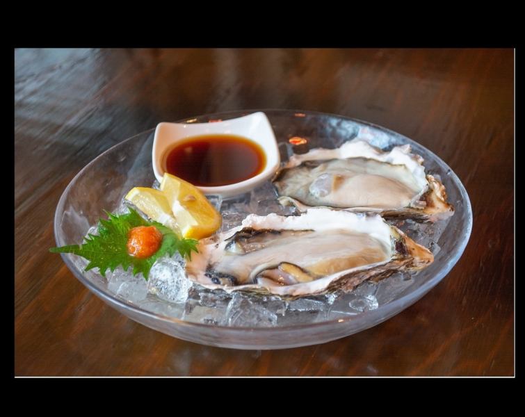 【大人気の生牡蠣♪】 プリっとした身は甘みが口いっぱいに広がり、『海のミルク』の呼び名にぴったり!