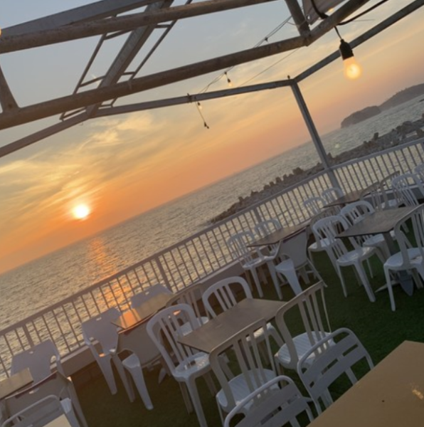 夕陽のロケーションが最高!ついついお酒も進むこと間違いなし!!白浜旅行の思い出に絶景の景色とともにお食事をお楽しみください♪