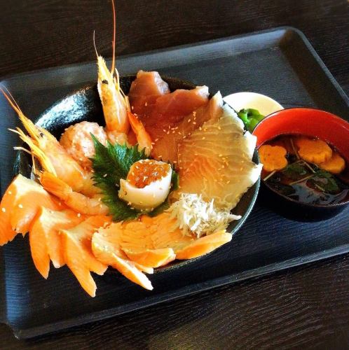 豪華な特上海鮮丼!