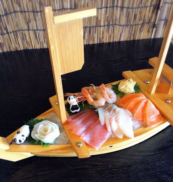 【お造り船盛♪】新鮮なお刺身の船盛は大人数のシェアにもおすすです♪