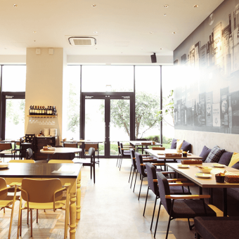 日の光が当たる明るい店内はランチ会にも◎