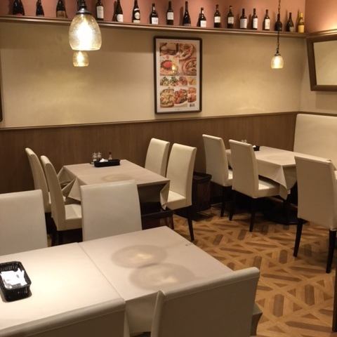 清楚な感じの広々したテーブル席。落ち着いた店内で、ゆっくり食事をお楽しみくださいませ。