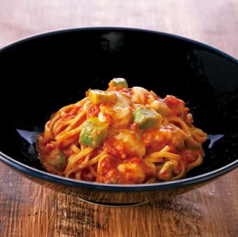 モッツァレラチーズとアボカドのクリーミートマトソース