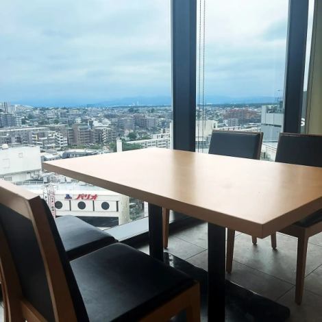 明るく眺めの良い テーブル席はランチタイムのご利用にもぴったりです。ベビーカーでの入店も可能ですので、お子様連れのご家族でのお食事もお楽しみいただけます。