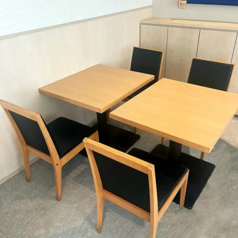 店内は明るい広々空間です。ゆったりとくつろげるテーブル席をご用意しております。普段使いから接待や記念日などの特別な日のご利用まで幅広いシーンでご利用可能です。