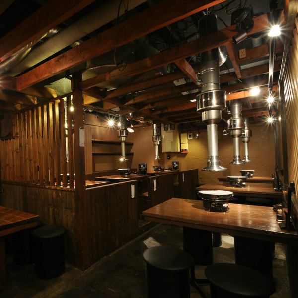 店内は、机椅子含め内装全体が木調で、どこか安心できる空間。お店自体も地下1Fにありますので、まるで隠れ家のような、秘密基地にでも行くかのような感覚です。