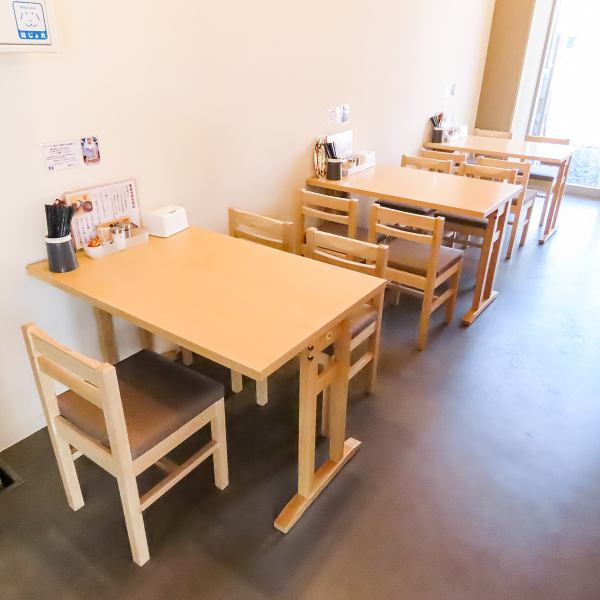 様々な人数に対応できるテーブル席をご用意しており、4名様用のテーブルが2卓、3名様用のテーブルが1卓、2名様用のテーブルが1卓ございますので、少人数でのご利用から最大13名様までの宴会も可能です◎
